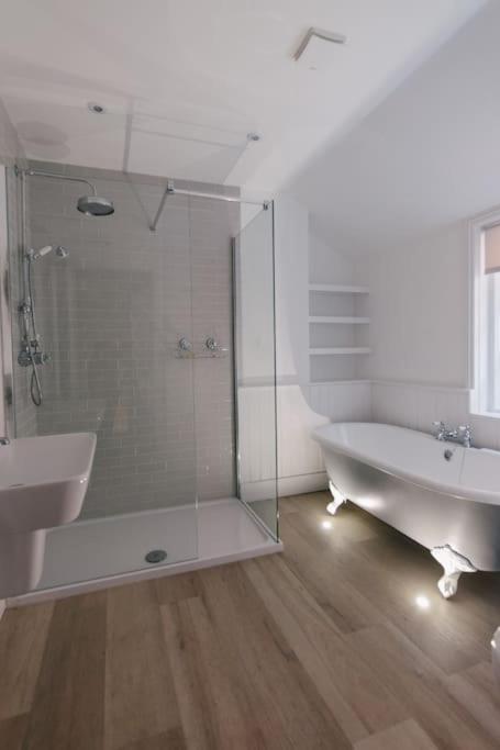 Beautiful House, Cirencester Centre, Parking Экстерьер фото