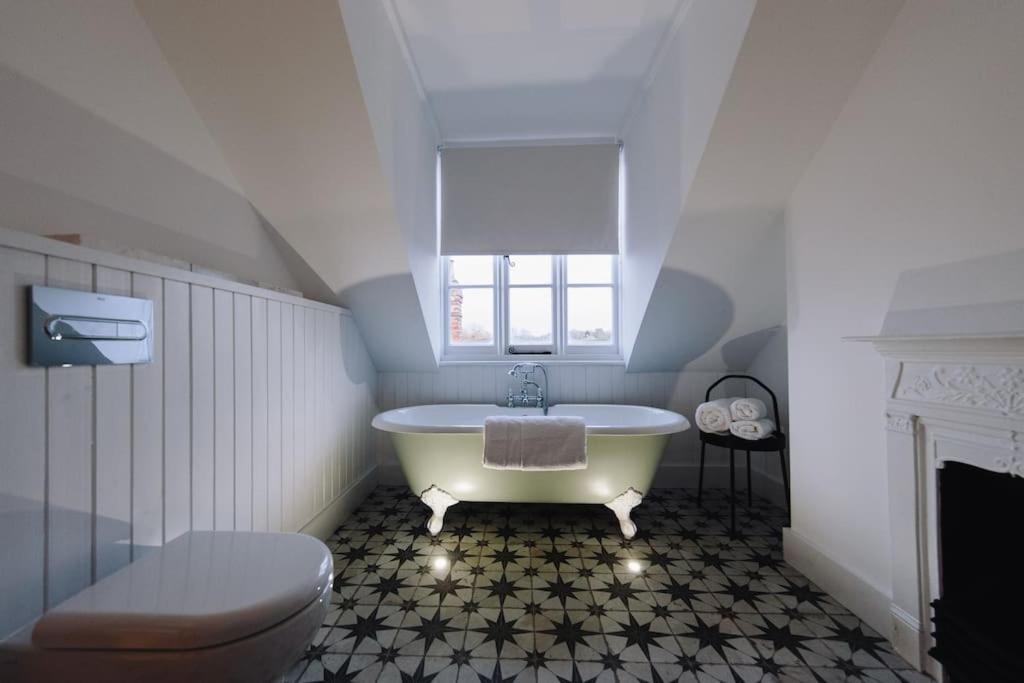 Beautiful House, Cirencester Centre, Parking Экстерьер фото