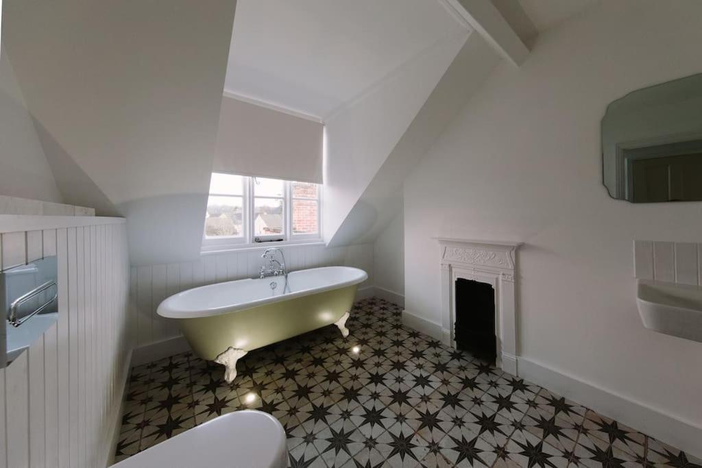Beautiful House, Cirencester Centre, Parking Экстерьер фото